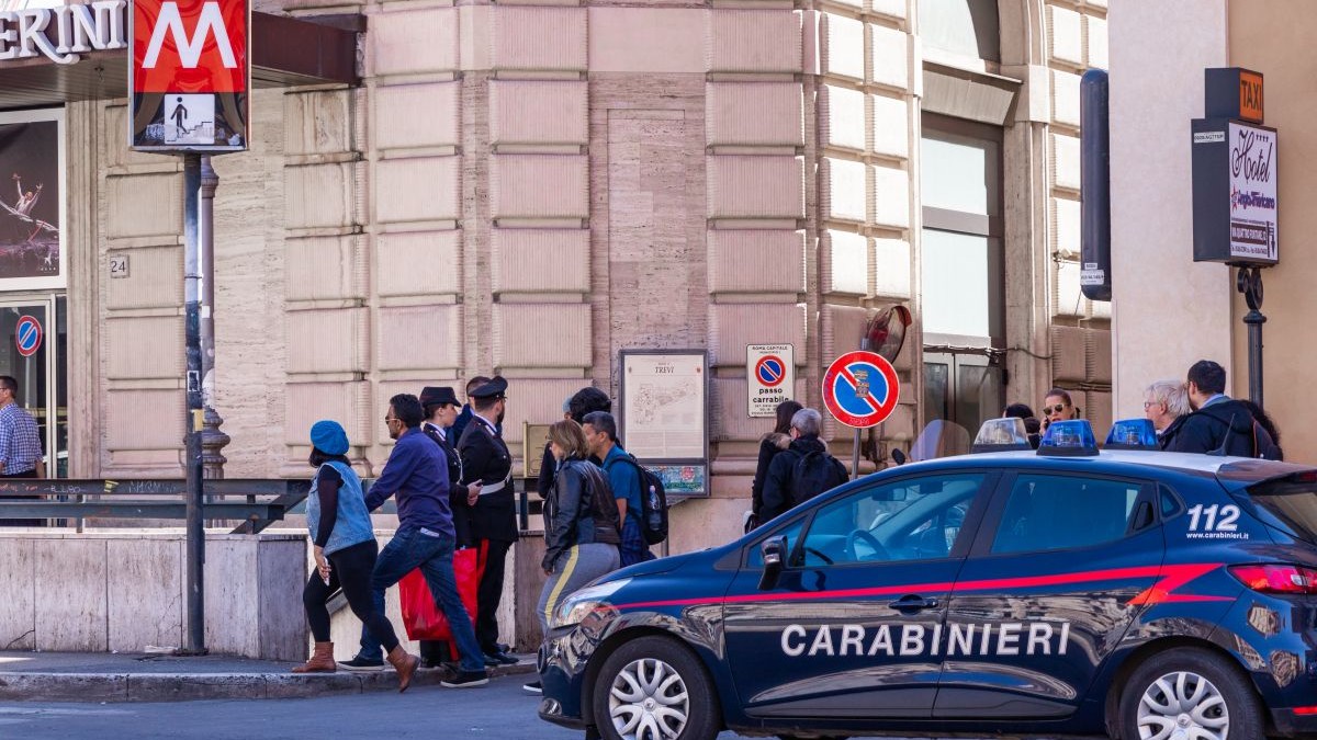 O româncă a fost jefuită în metroul din Milano după ce doi bărbați s-au oferit să o ajute