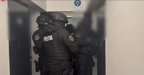 Atac cu cuțitul asupra unui polițist în Sectorul 3, după ce un bărbat s-a baricadat într-un apartament