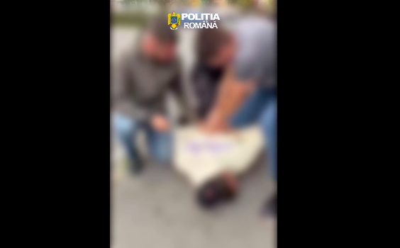 Tineri de 19 ani au fost arestați după ce au terorizat un bărbat prin tâlhărie și șantaj în Brașov