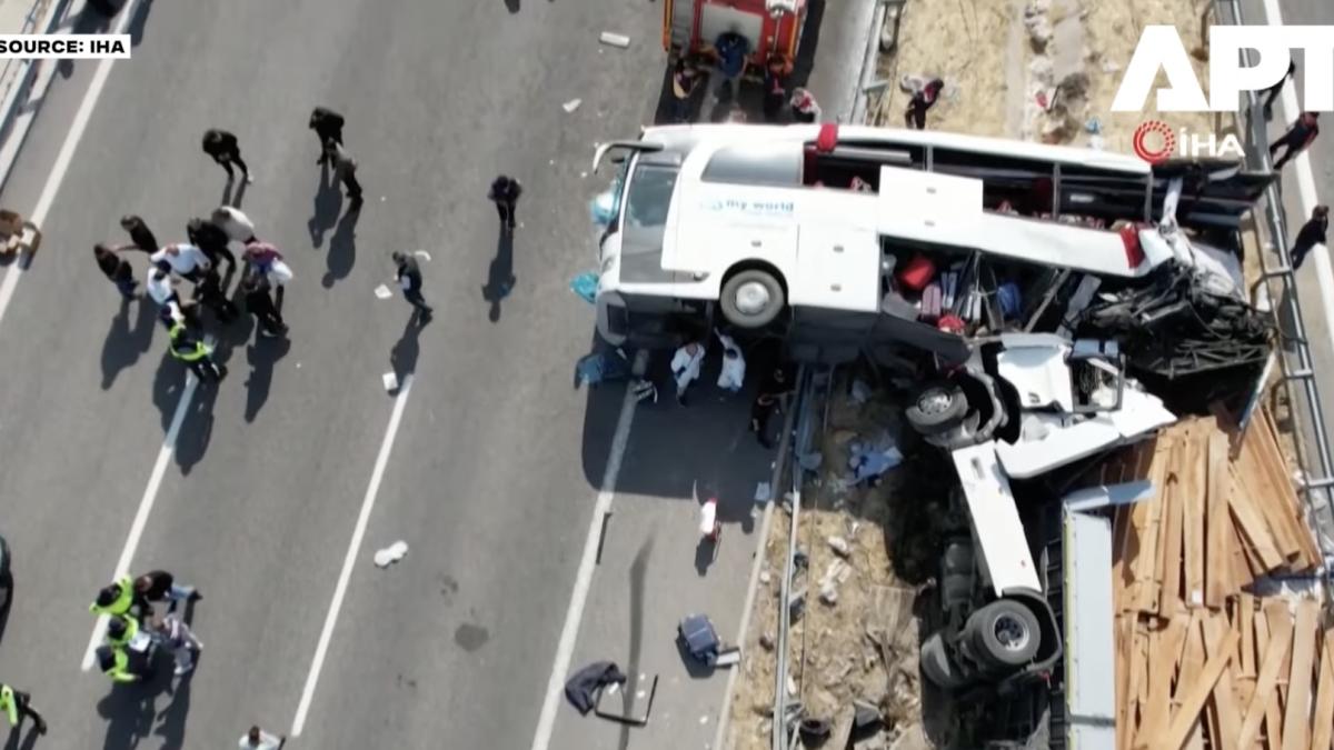 Accident tragic în Turcia: 11 persoane au pierdut viața după coliziunea unui autocar cu o platformă