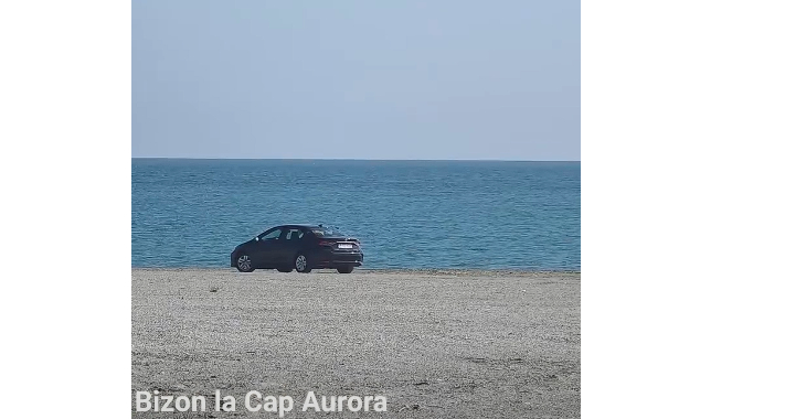Un șofer din București a intrat cu mașina pe plaja din Cap Aurora, imaginile au șocat internauții