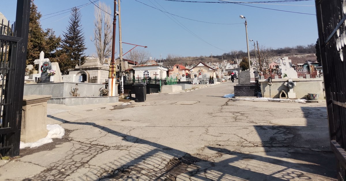 Descoperire macabră la Cimitirul Strehareț din Slatina: saci cu oase umane ascunși sub o criptă falsă