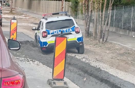 Autospeciala poliției a rămas blocată în betonul proaspăt turnat în Brașov