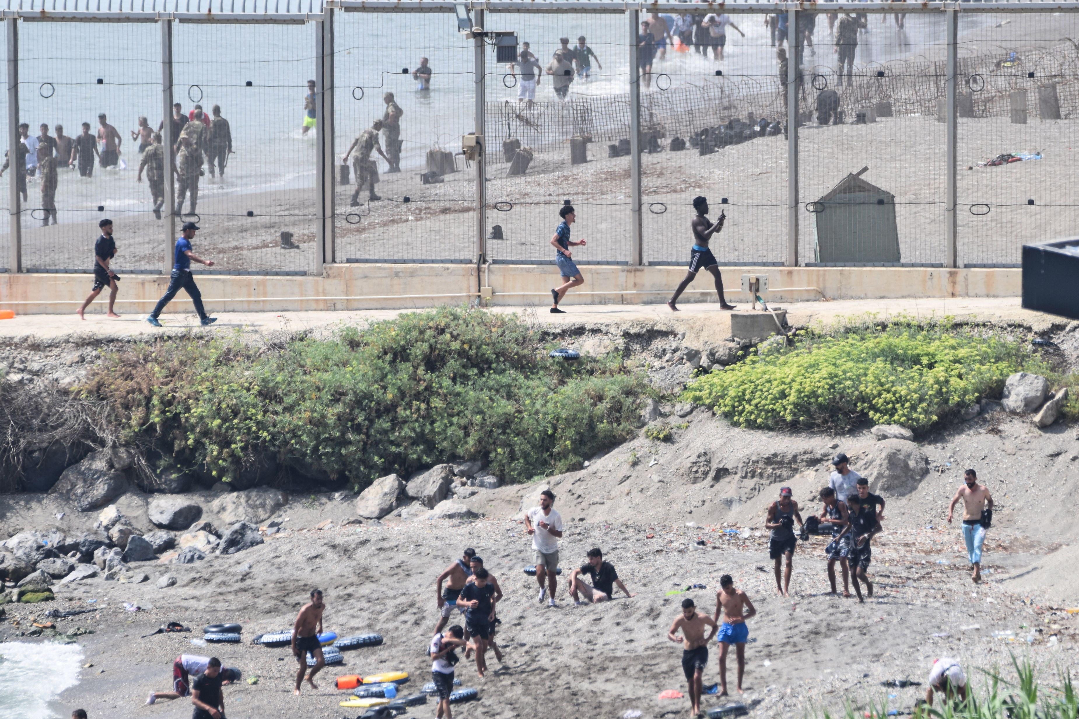 Evacuarea migranților de pe plaja Guano din Ceuta, înaintea vizitei regale în Spania