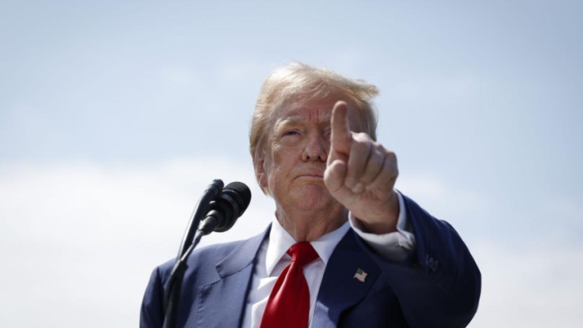Donald Trump anunță renunțarea la turbinele eoliene și avertizează că energia verde duce țările la faliment