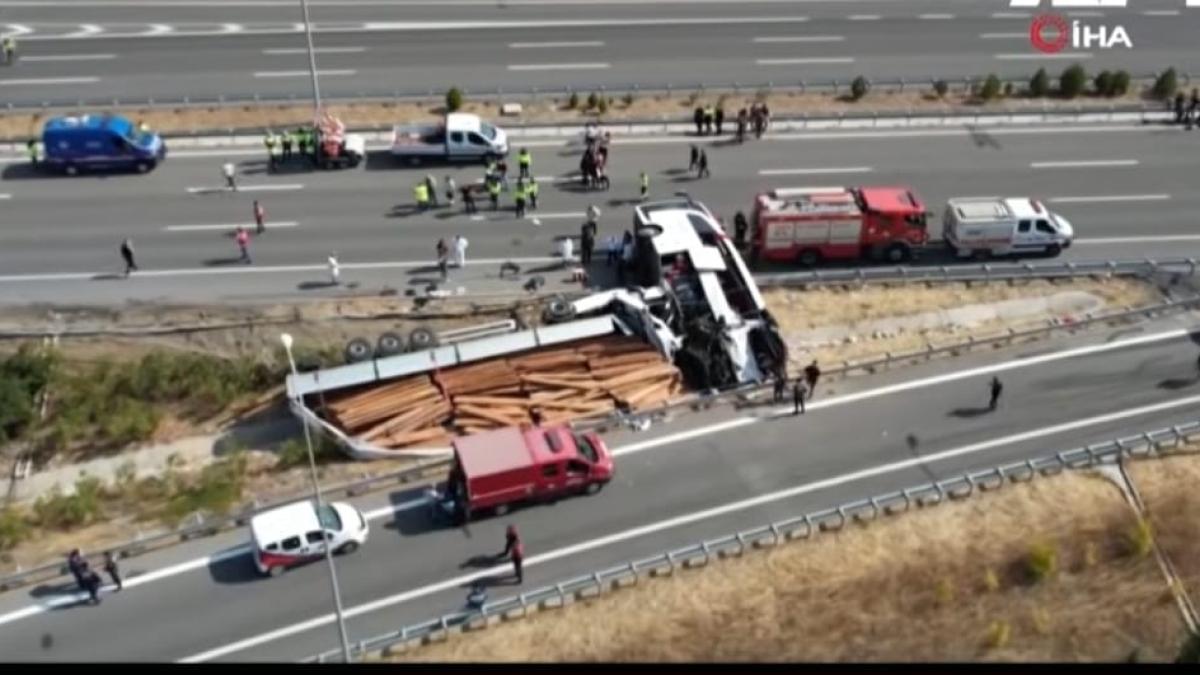 Tragedie în Turcia: 11 morți și 27 de răniți după coliziunea dintre un autocar și o platformă de tractare