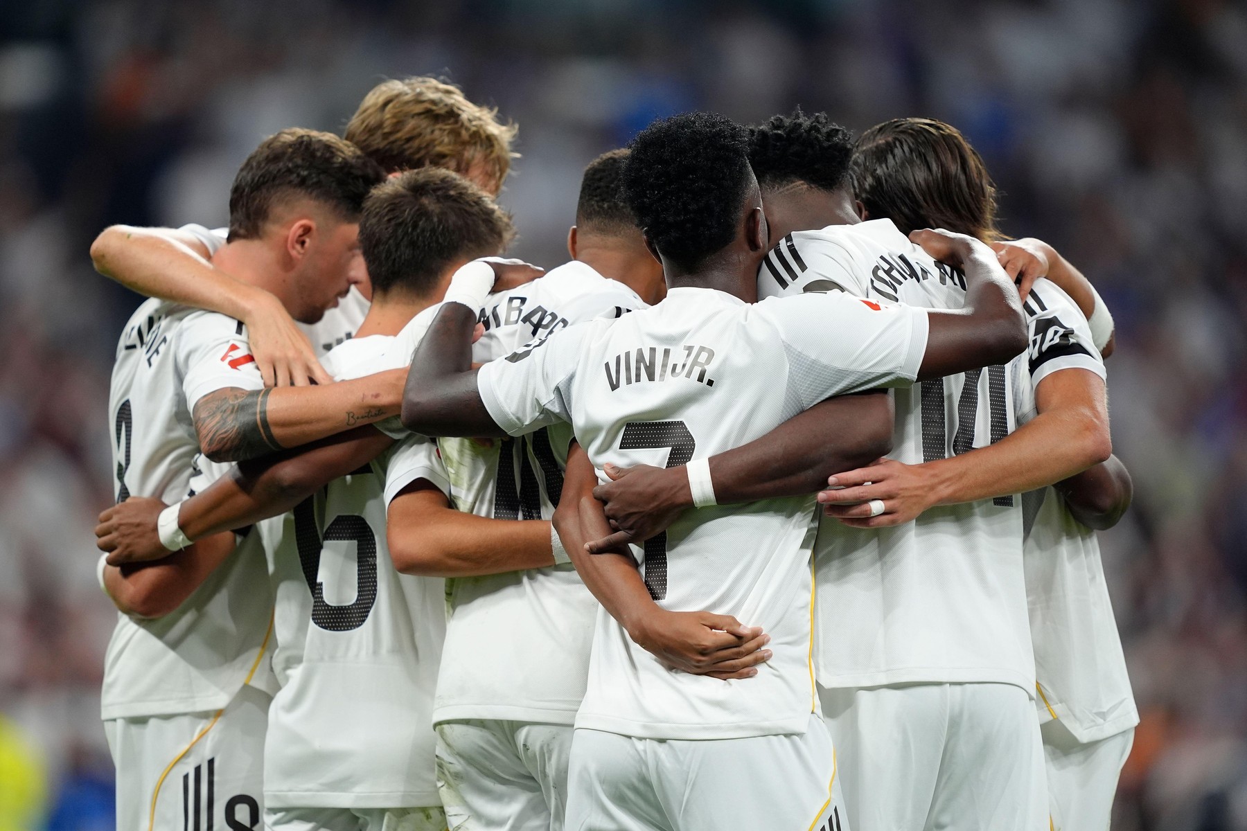 Scandal în Spania: Kylian Mbappe și Vinicius Jr au refuzat să poarte tricouri de susținere pentru Ceuta