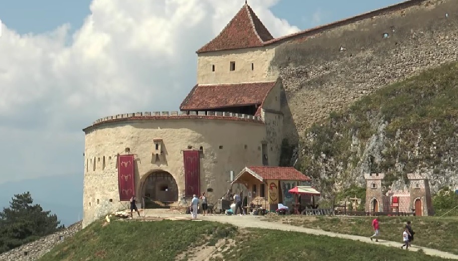 Cetatea Râșnov rămâne închisă pentru reabilitări încă 5 ani, licitația fiind contestată