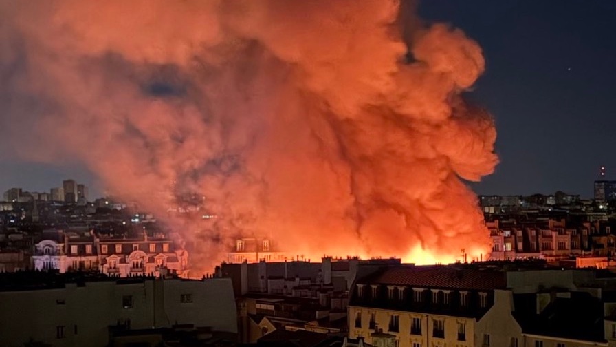 Incendiu devastator la Paris: Piața Copiilor Roșii, monument istoric, a fost mistuită de flăcări