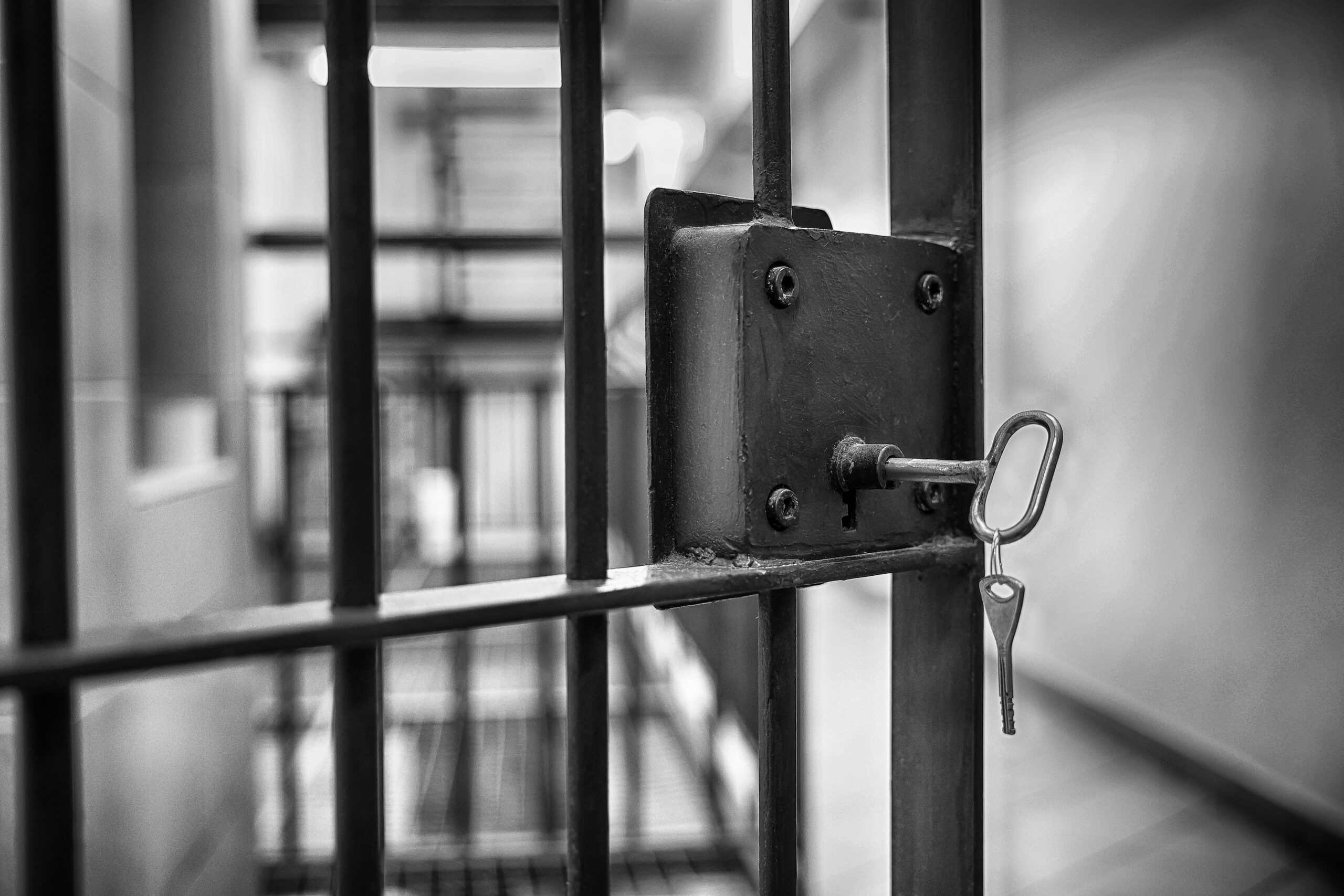 Un deținut de la Penitenciarul Aiud va fi trimis în judecată pentru distrugerea unor geamuri