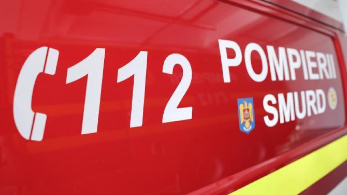 Accident pe DN 14, la ieșirea din Ruși: Un microbuz s-a răsturnat în afara carosabilului