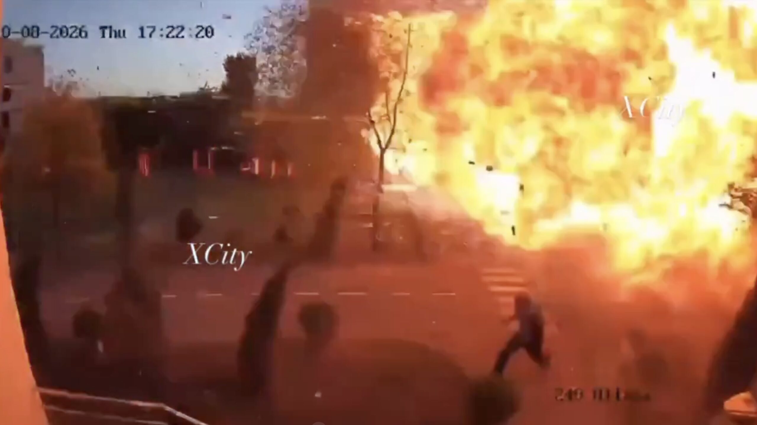 Momentul în care un bărbat a scăpat la limită de o explozie cauzată de o dronă rusească în apropierea Kievului
