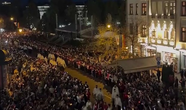 Procesiunea „Calea Sfinților” în Iași: mii de credincioși au însoțit moaștele Sfintei Parascheva