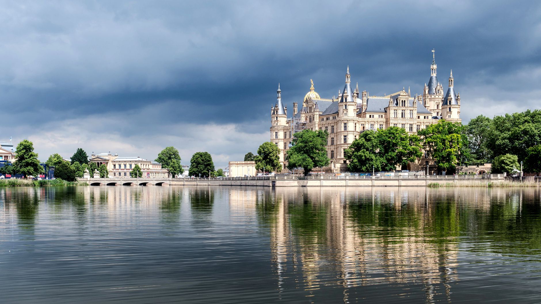Castelul care pare că iese din apă: iluzia optică de la lacul Barrea atrage turiști în Italia