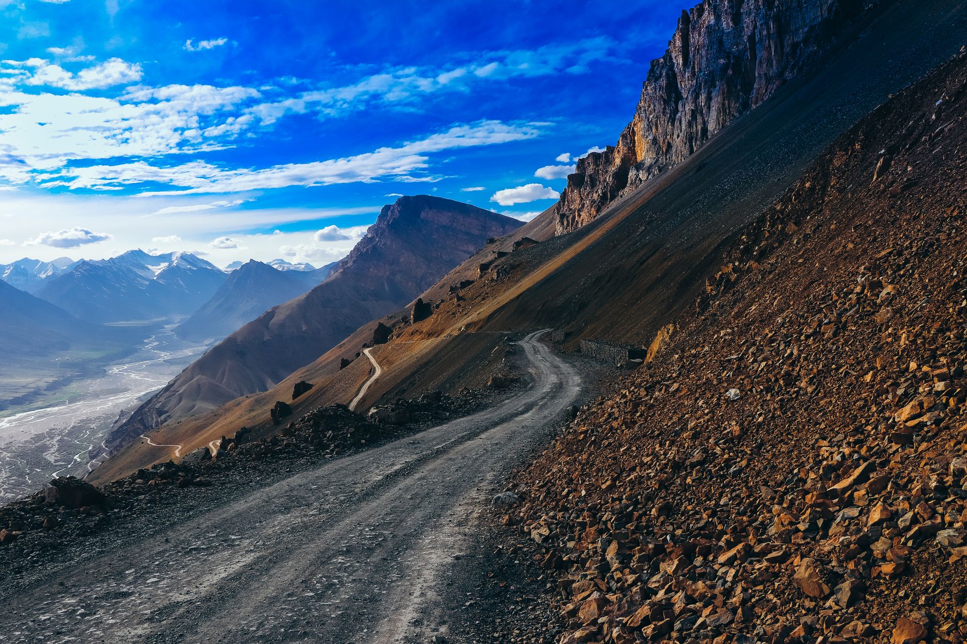 Peste 100 de turiști străini sunt blocați în Nepal după inundații masive și distrugerea traseelor montane