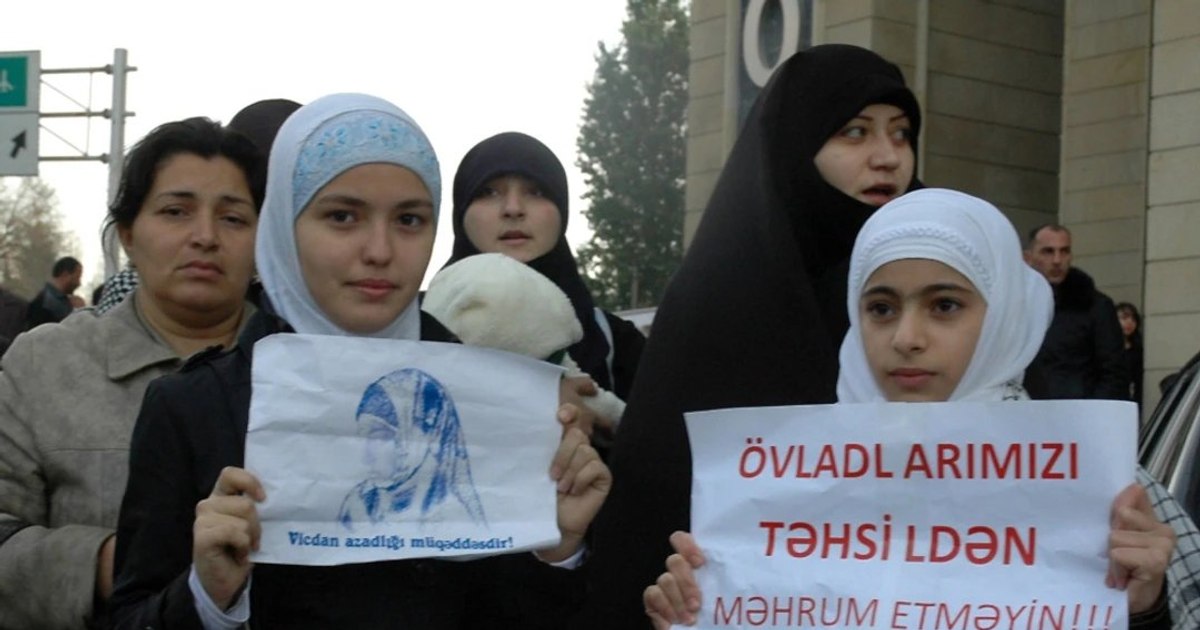 Proteste violente în Baku împotriva interdicției hijahului în școli: 37 de persoane au fost arestate