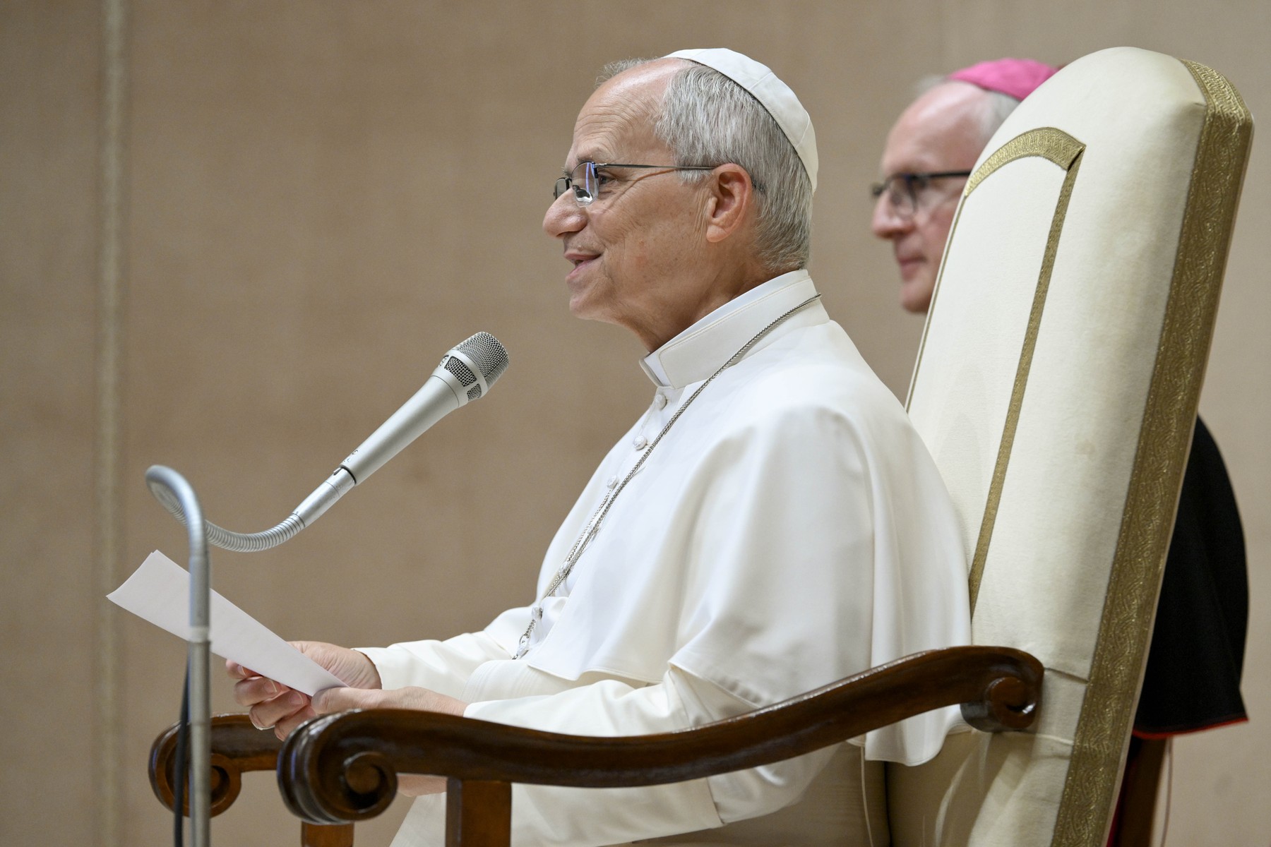 Papa Leon al XIV-lea va fi internat marți pentru o intervenție chirurgicală pulmonară