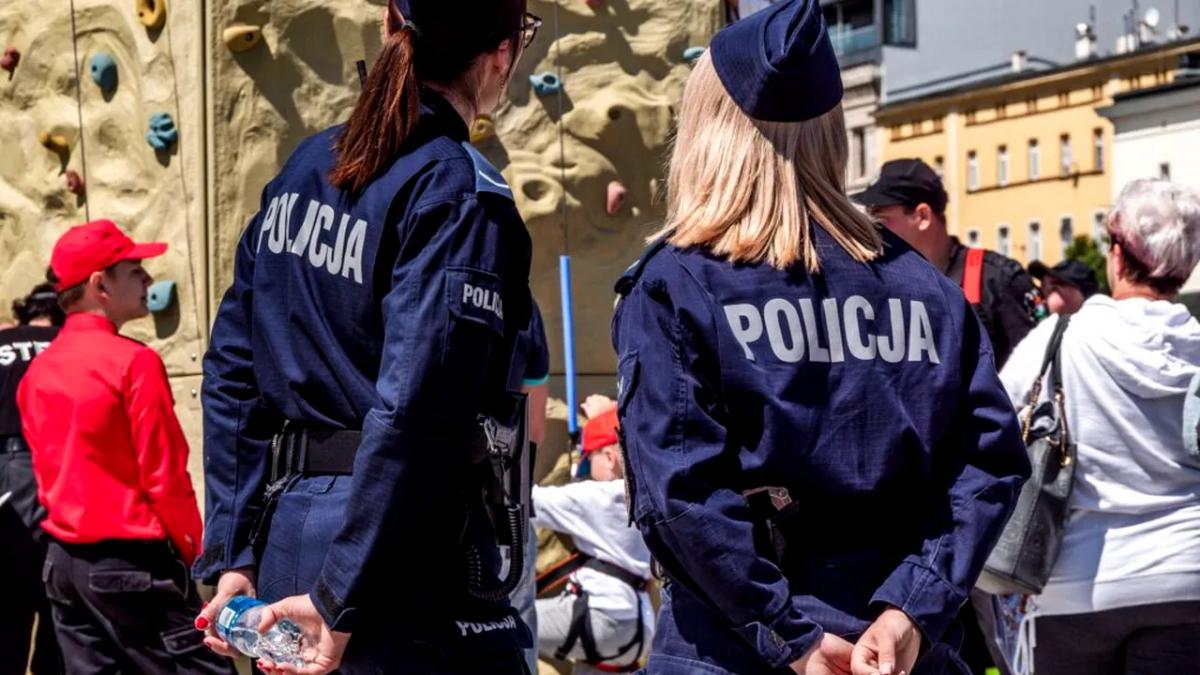 O șoferiță de 78 de ani a provocat distrugeri în parcare după ce a pierdut controlul asupra mașinii