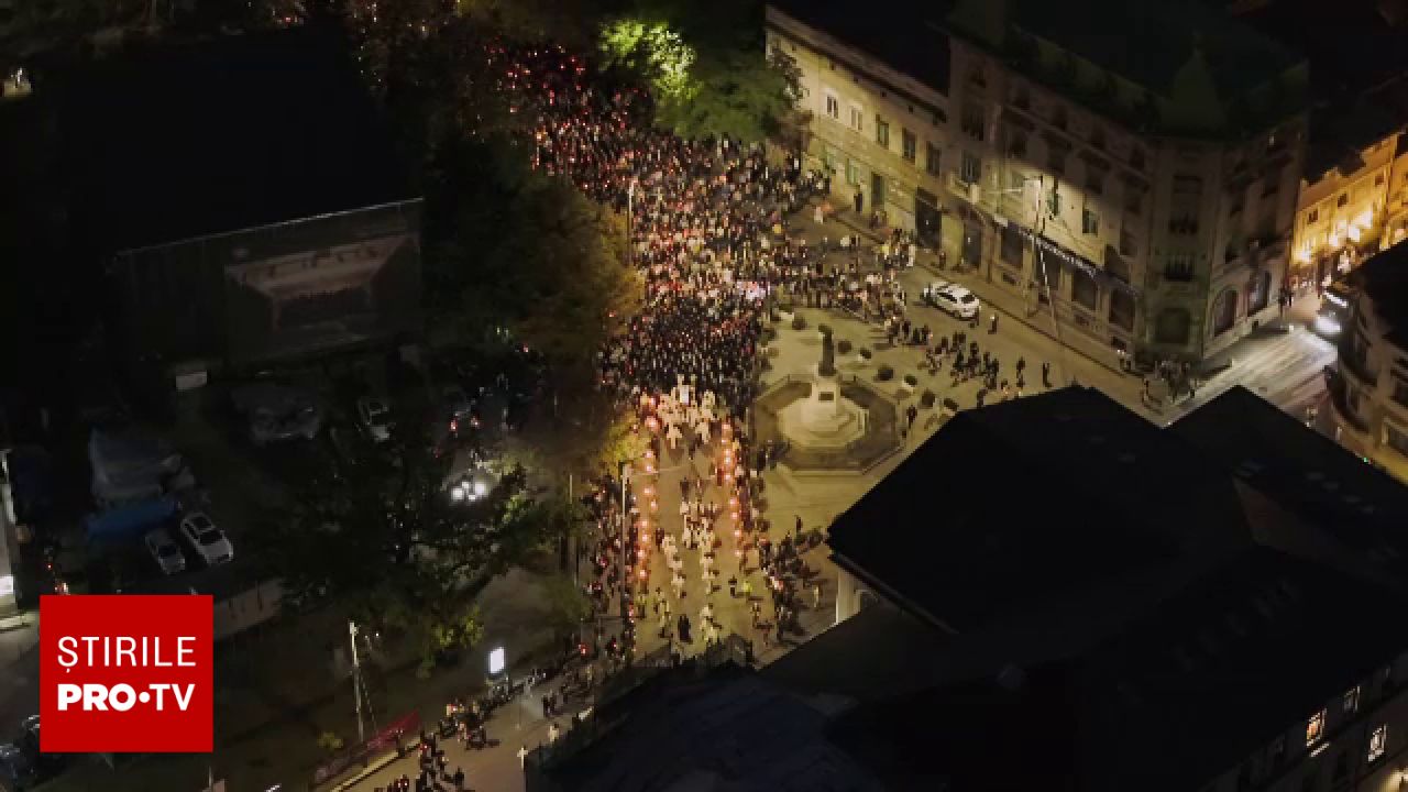 Peste 15.000 de pelerini așteaptă în ploaie și frig la moaștele Sfintei Parascheva