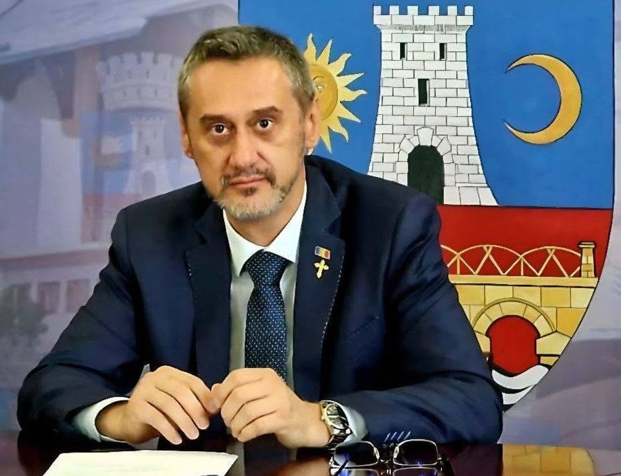 Descoperire macabră la un cimitir din Slatina: saci cu oseminte ascunși în spatele unui zid fals