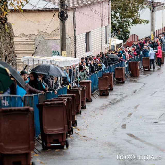 Peste 10.000 de pelerini așteaptă în ploaie la Catedrala Mitropolitană din Iași pentru închinare
