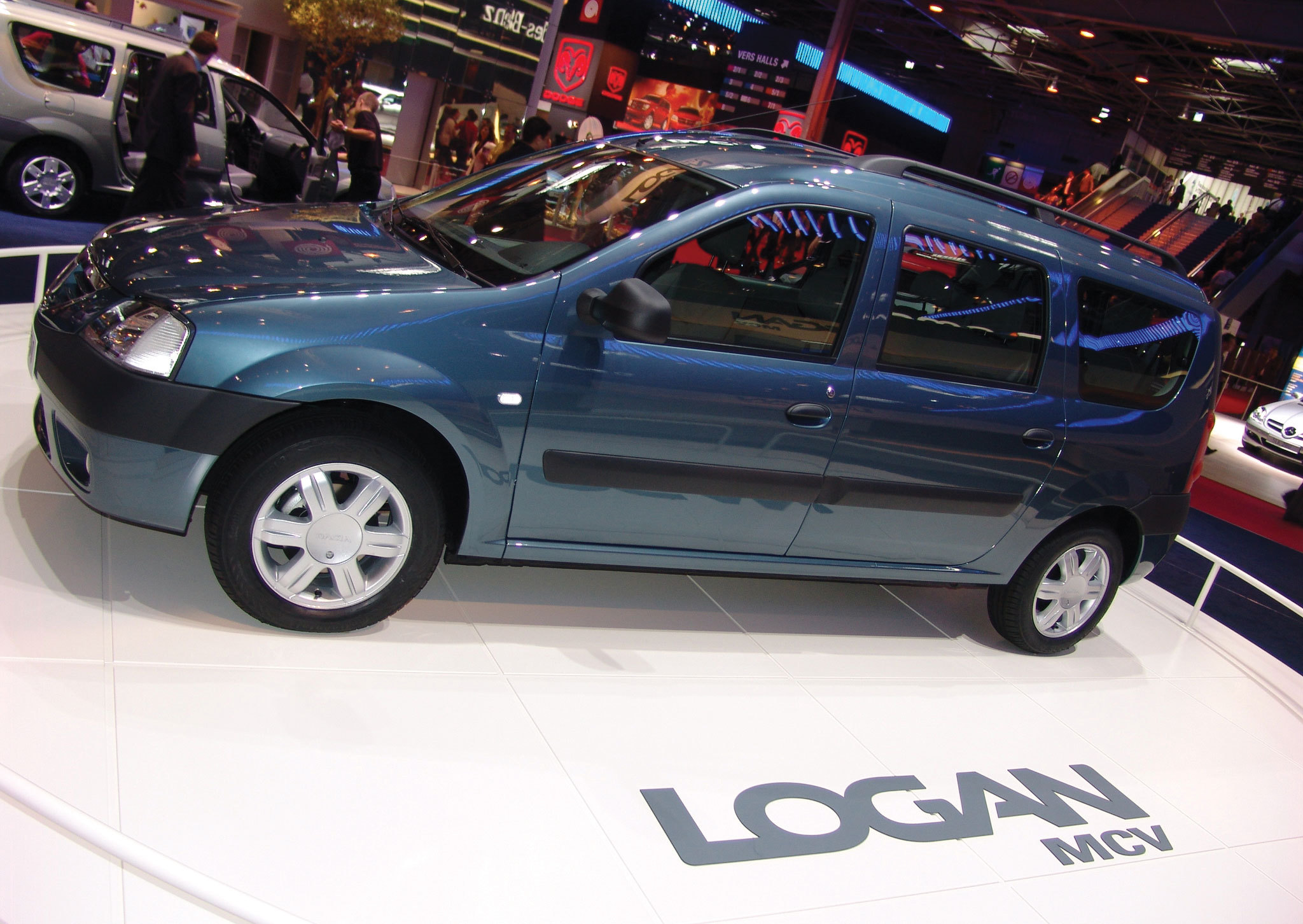 Evoluția Dacia la Salonul Auto de la Paris: de la succesul modelului Logan la producția în alte țări