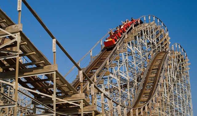 Tragedie într-un parc de distracții din SUA: un mort și mai mulți răniți după un incident la un rollercoaster
