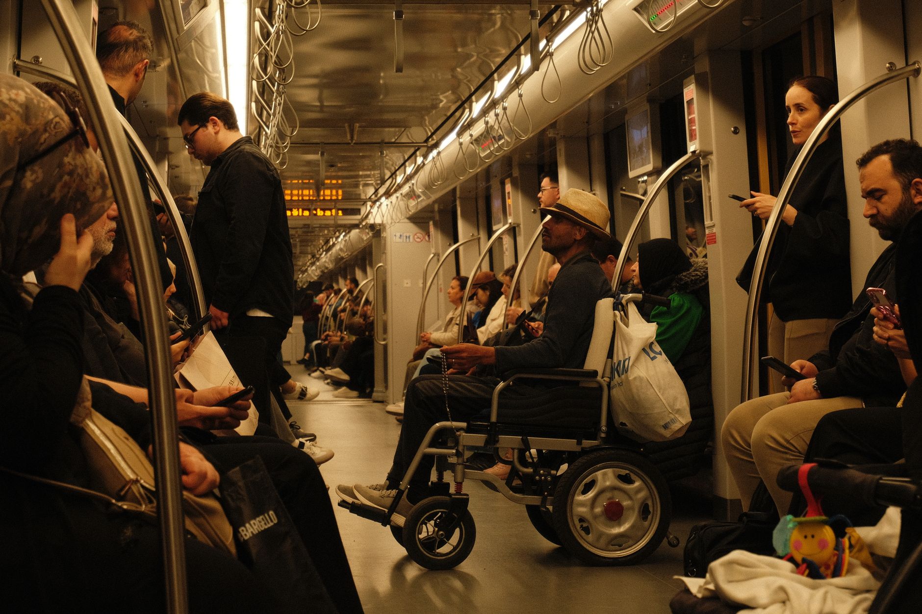 Noi reguli pentru persoanele cu handicap în 2026: card de carburant, reduceri de impozit și transport