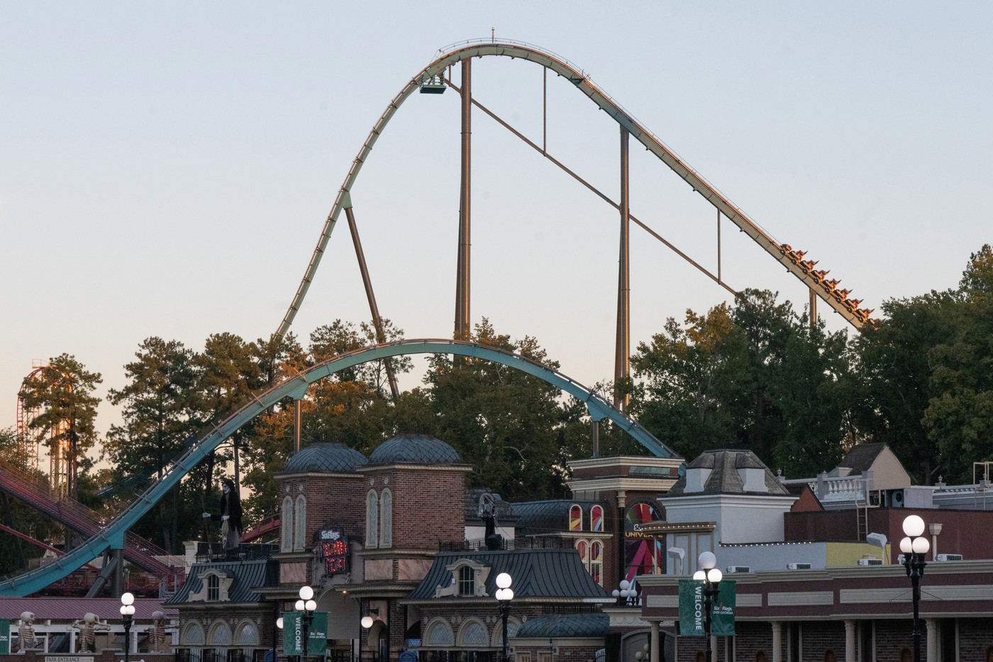 Tragedie într-un parc de distracții din SUA: Un mort și mai mulți răniți după un incident pe un rollercoaster