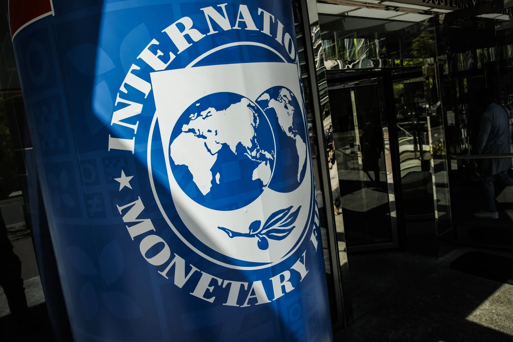 Prognoză alarmantă de la FMI: România ar putea intra în recesiune în 2026