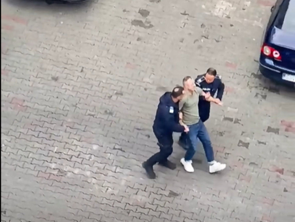 Un polițist din Suceava a fost încătușat de colegi după un scandal provocat în cartierul Nordic