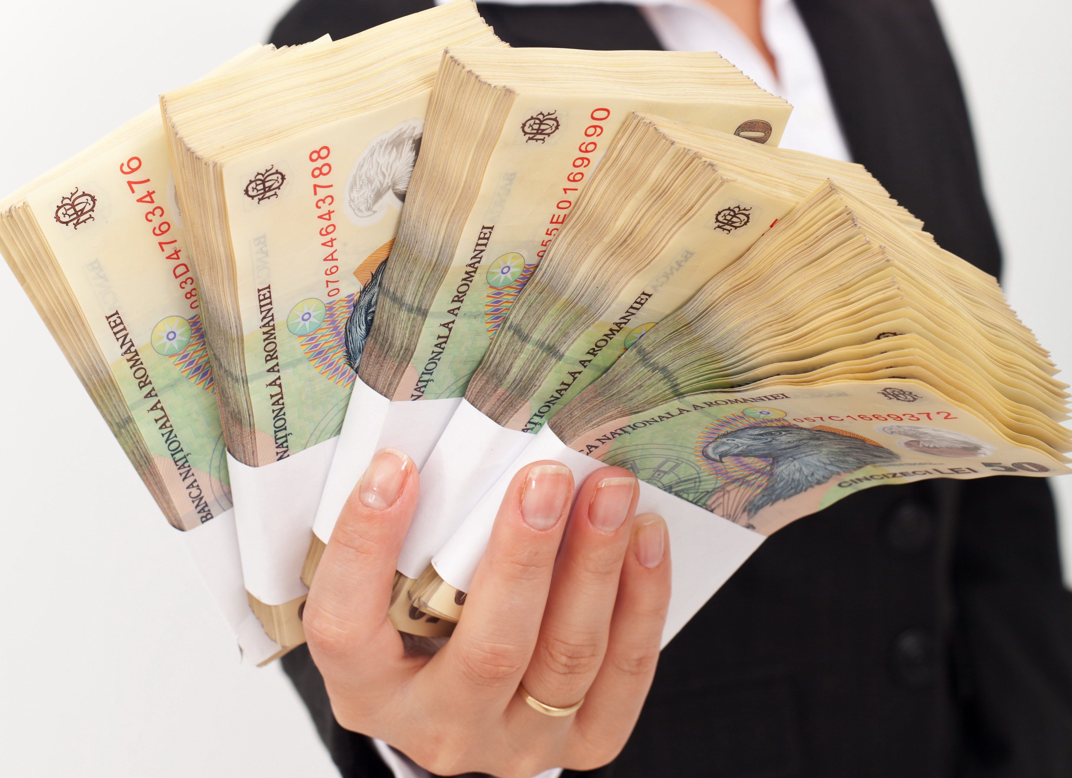 Salariul mediu net a scăzut în august la 5.688 lei, în timp ce câștigul real este în scădere