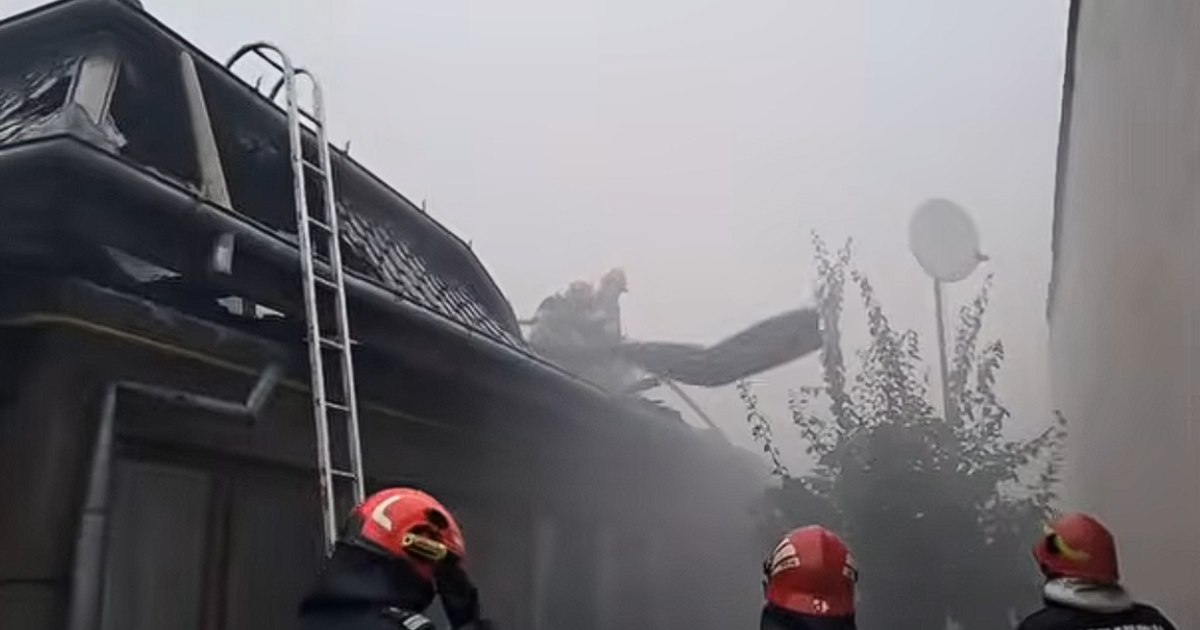 Incendiu violent în Brăila: trei locuințe au fost afectate, o femeie a fost salvată de pompieri