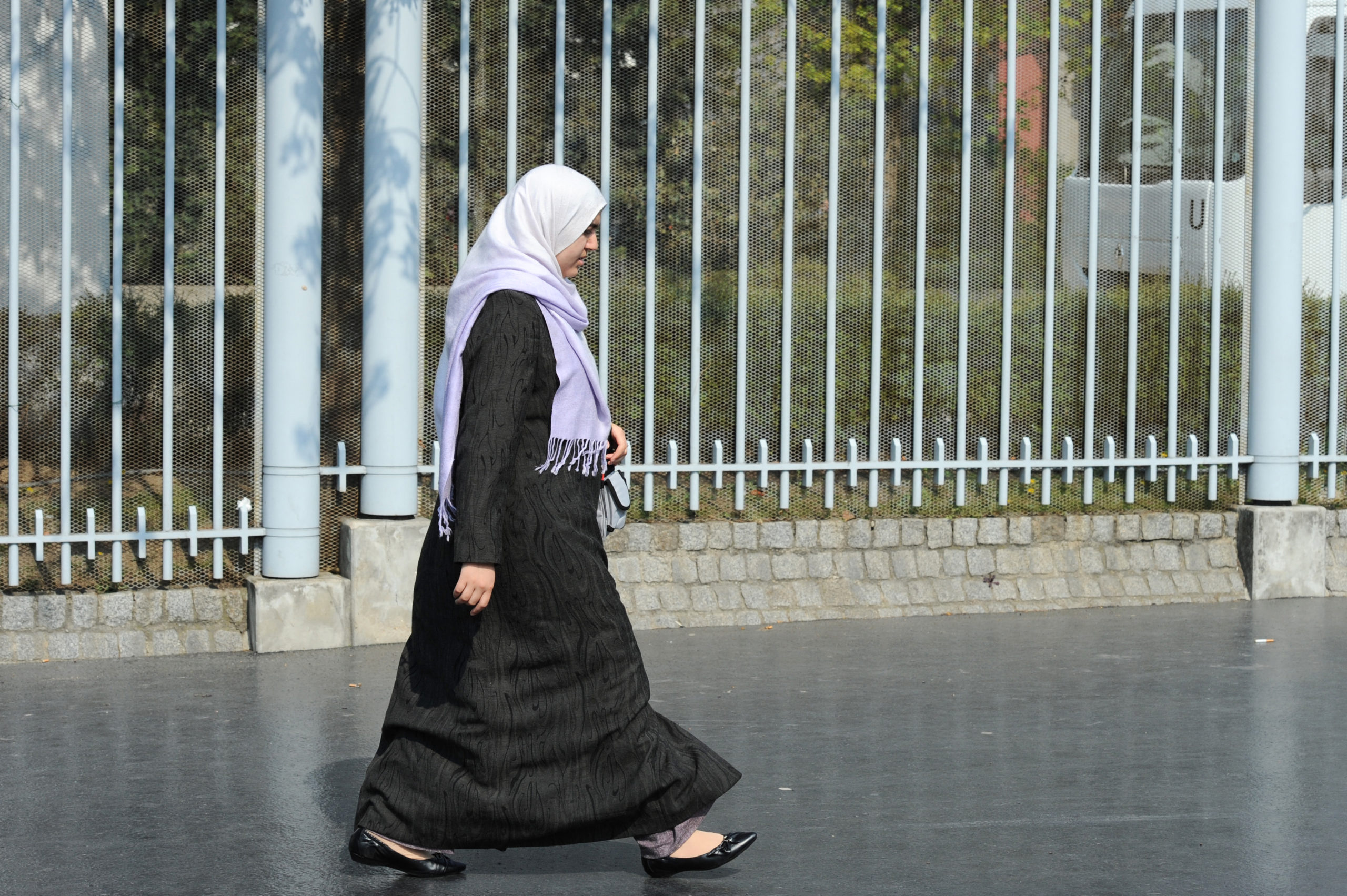În Azerbaidjan, accesul la educație este restricționat pentru fetele care poartă văl islamic