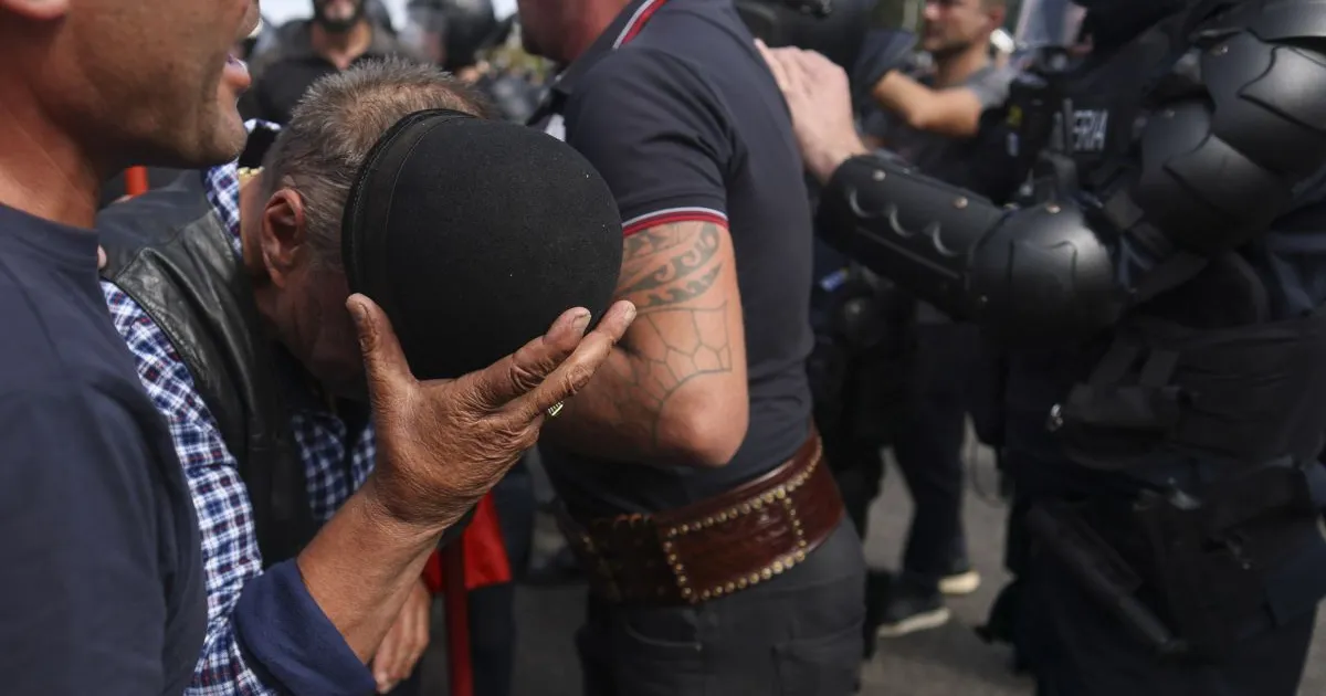 Bărbat prins cu un pistol ilegal în Bihor, după amenințările la adresa jandarmilor în Piața Victoriei