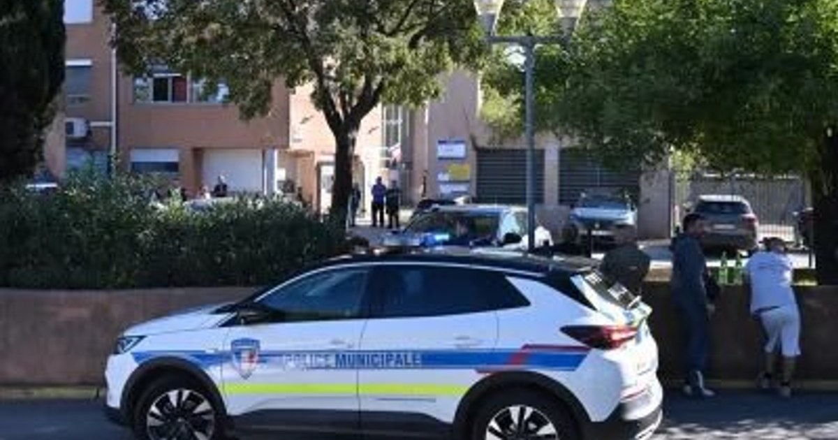 Un elev de 14 ani a împușcat doi profesori în Franța. Ancheta vizează legături cu terorismul