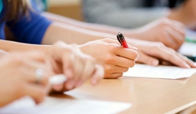 Peste 2.000 de profesori eliminați după testul grilă pentru funcția de director de școală