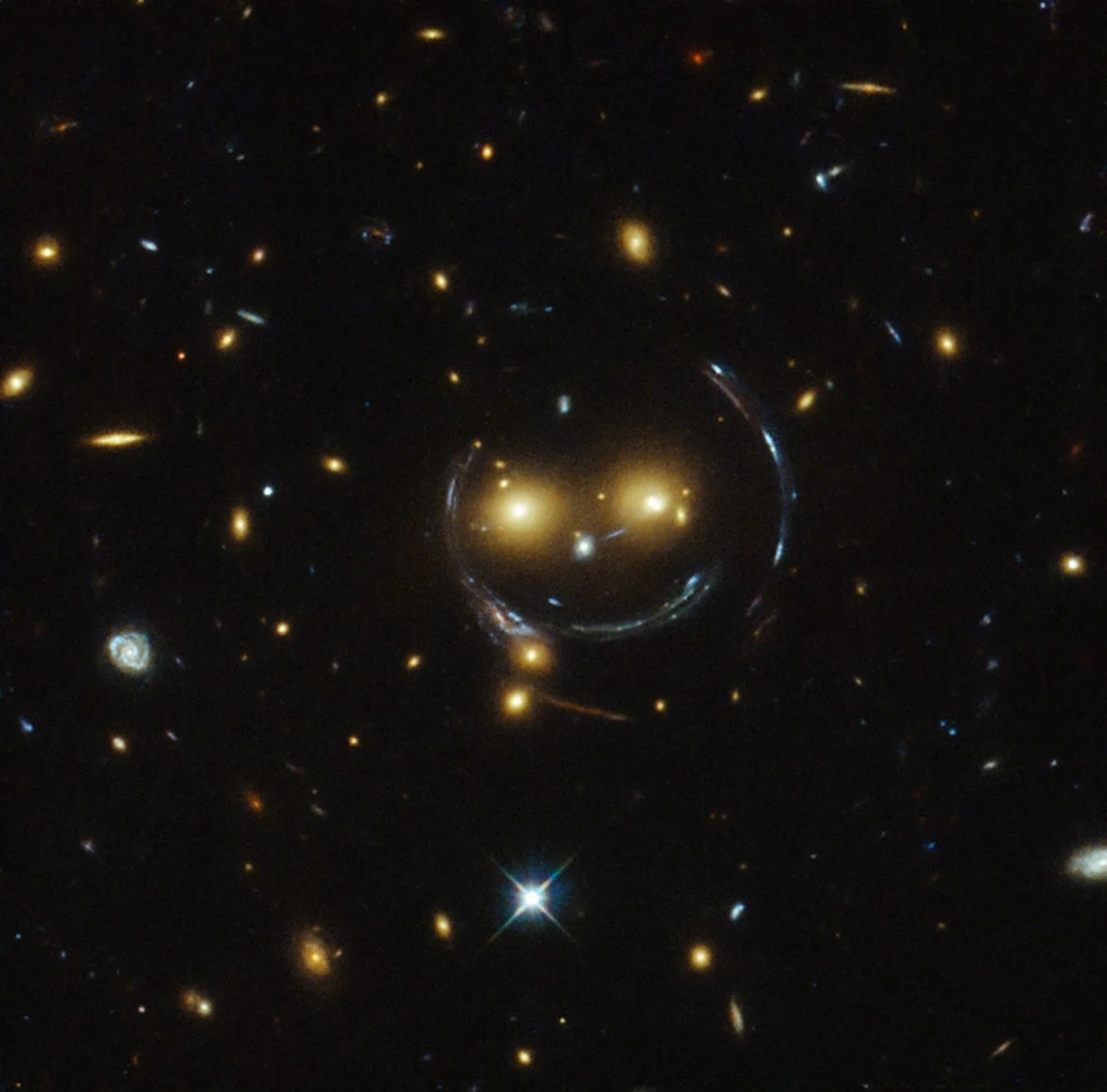 NASA dezvăluie o imagine spectaculoasă cu un „zâmbet cosmic” uriaș, format prin deformarea spațiu-timpului