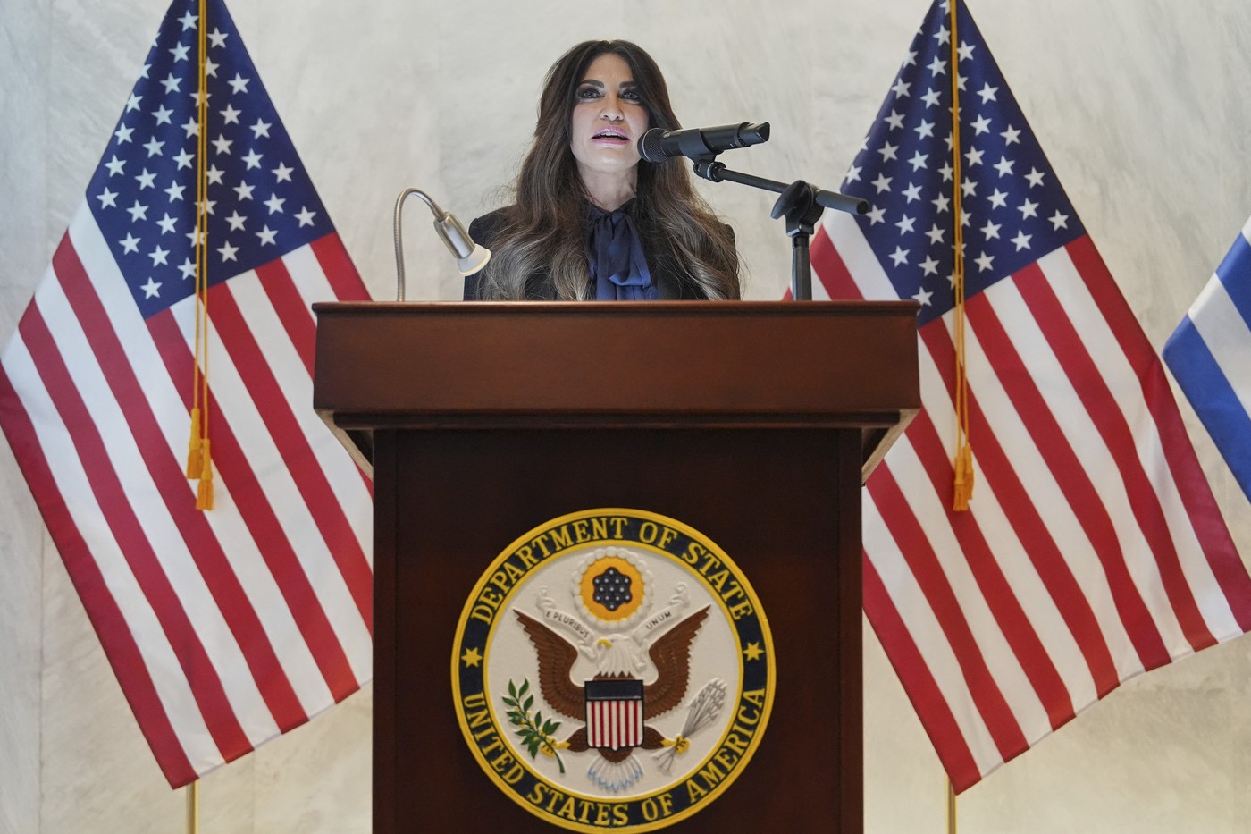 Fost vicepreședinte Fox News acuză rețeaua de „malpraxis jurnalistic” în scandalul Kimberly Guilfoyle