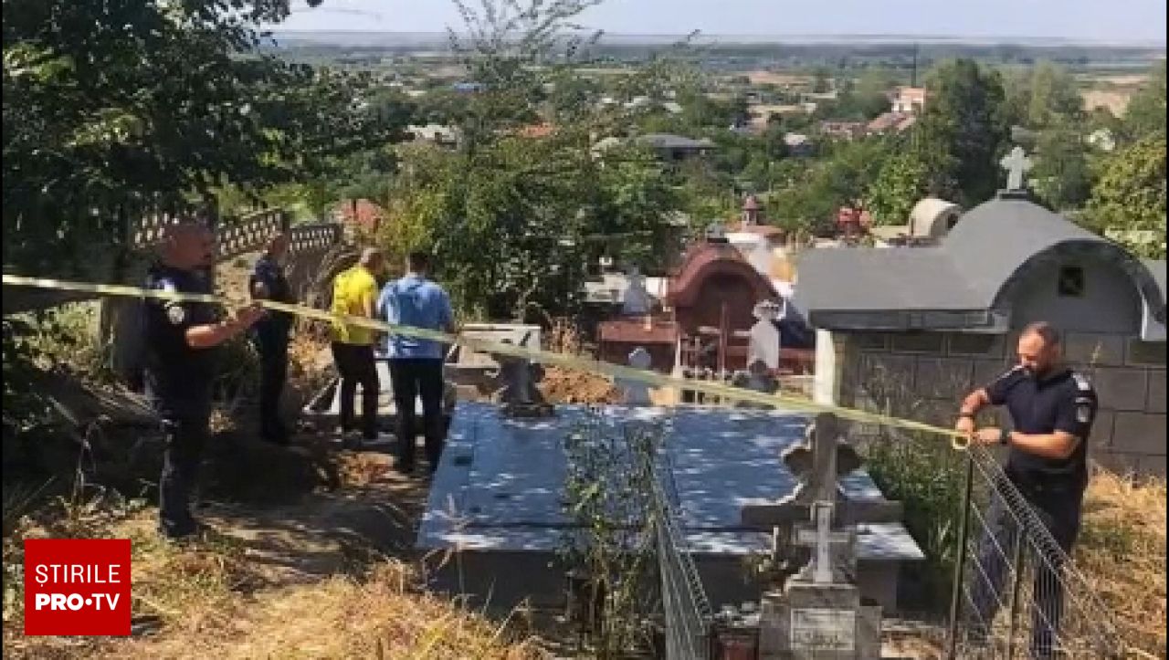 Scandal la cimitirul din Slatina: Au fost găsite rămășițe umane în saci de rafie
