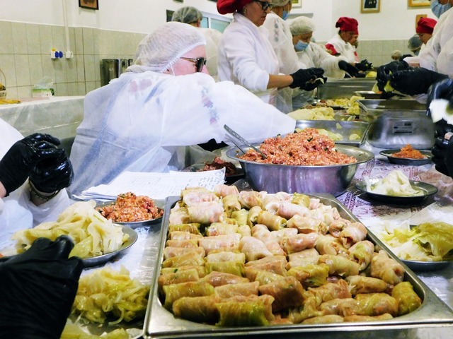Pelerinaj la Iași: 60.000 de sarmale vor fi oferite pelerinilor după slujba de la Catedrala Mitropolitană
