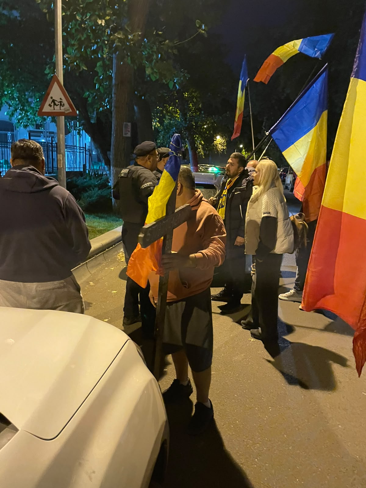 Manifestare în fața Arestului Central în București: susținători ai lui Călin Georgescu scandează mesaje religioase