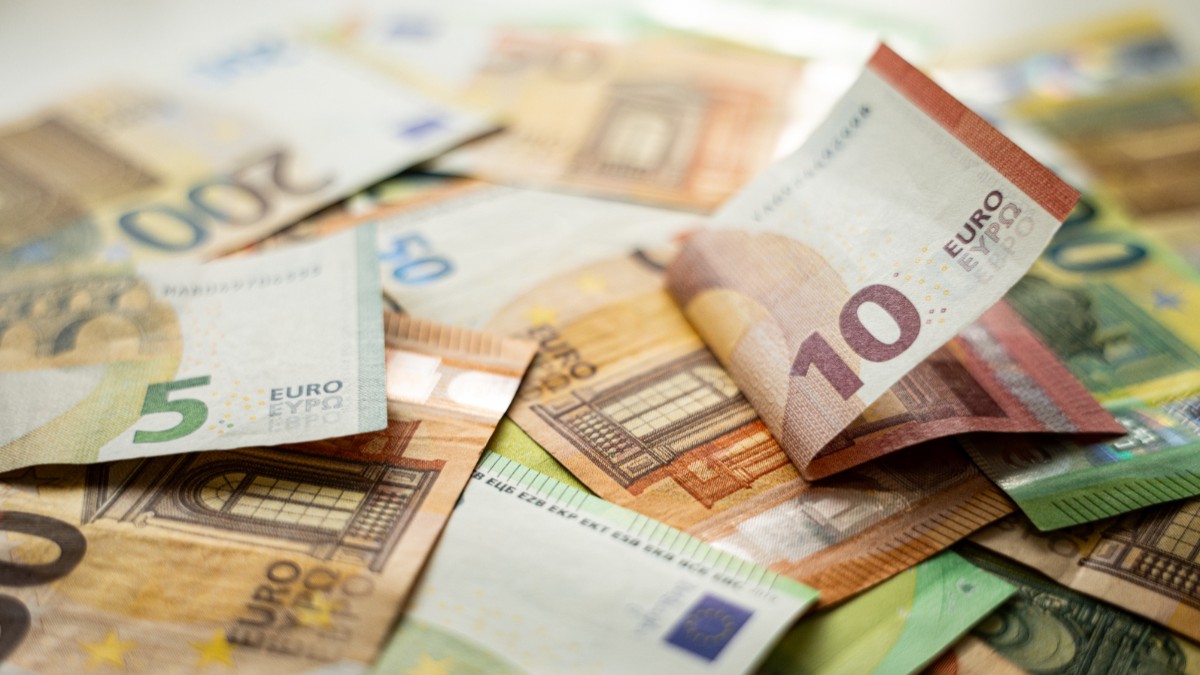 O mamă concediată pentru că a cerut program de noapte este reangajată și primește 30.000 de euro