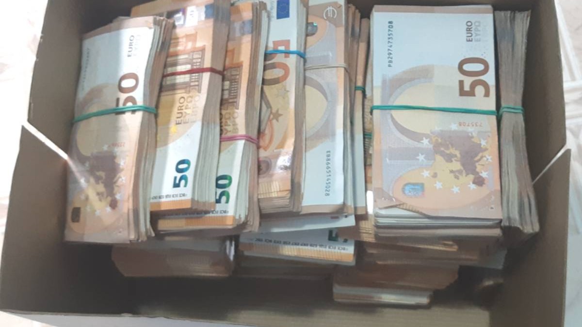 Două femei ucrainence au fost prinse cu sute de mii de euro ascunse în cutii de absorbante la granița cu România